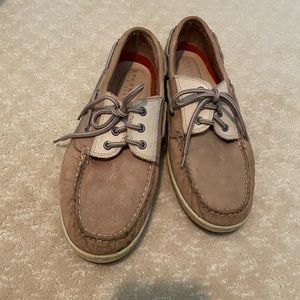 Sperry men’s size 9.5. In fair condition.